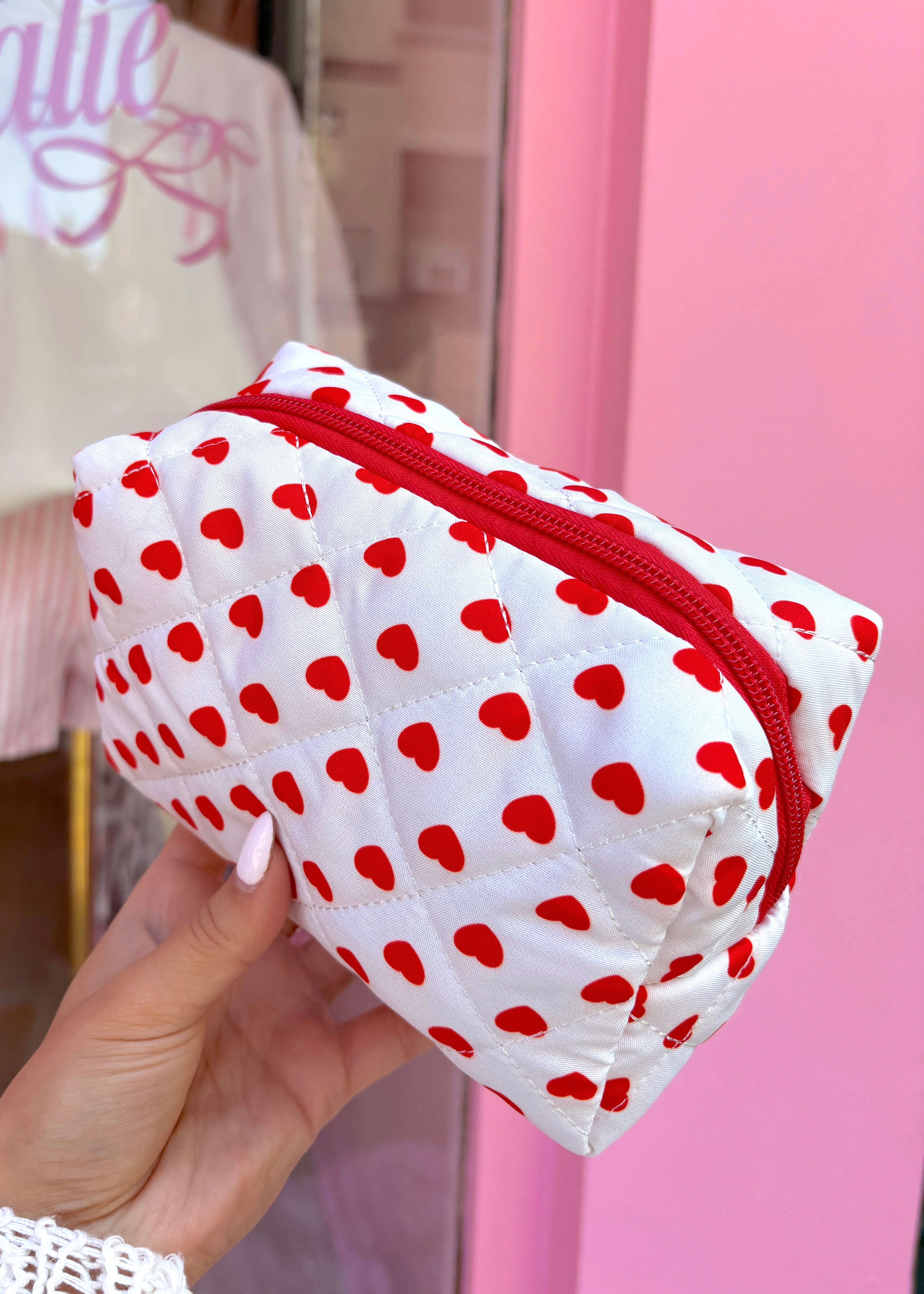 Store Red hearts cosmetic bag