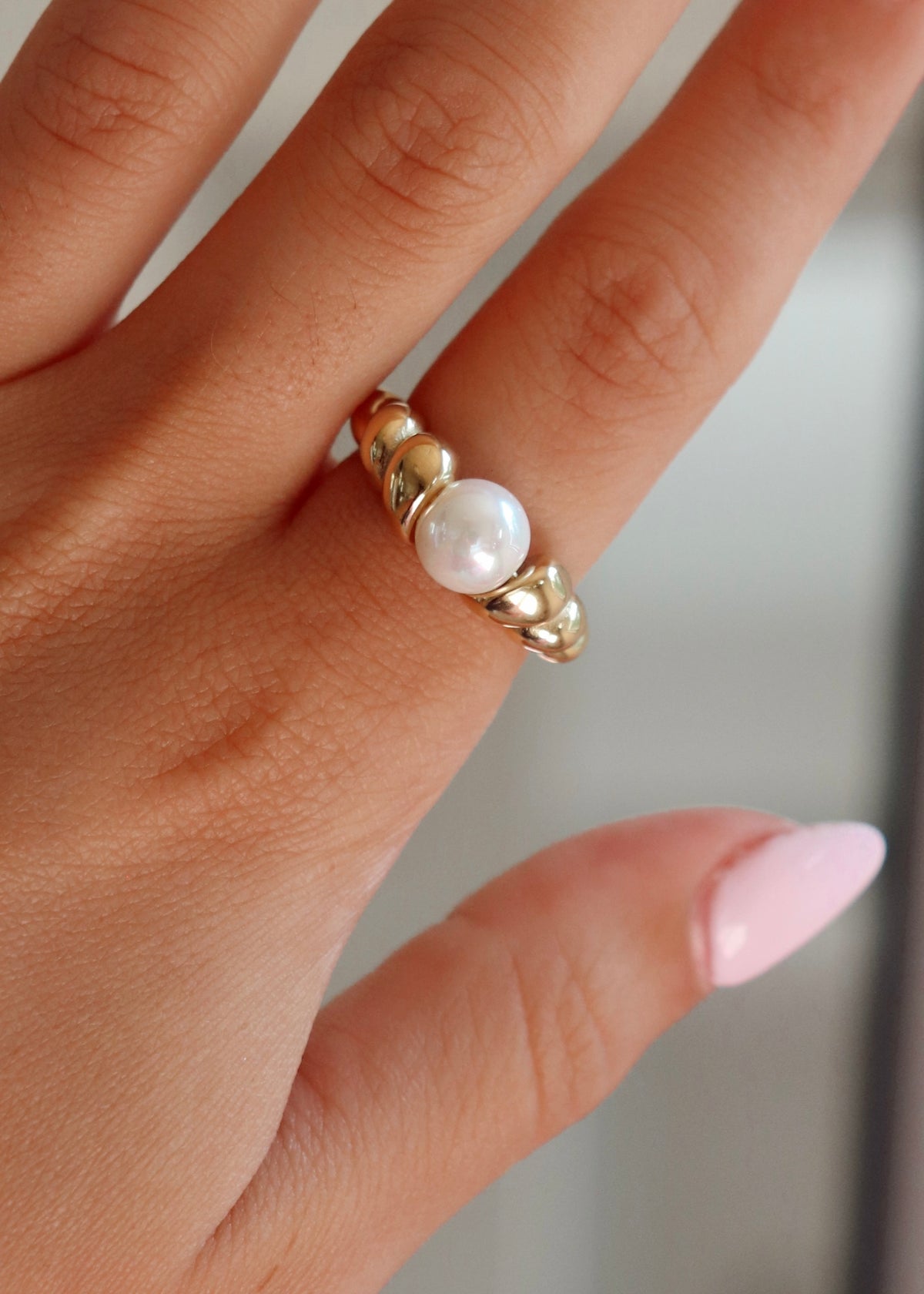 18k Gold Pearl Shell Ring