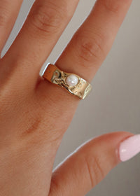 18k Gold Abstract Pearl Ring