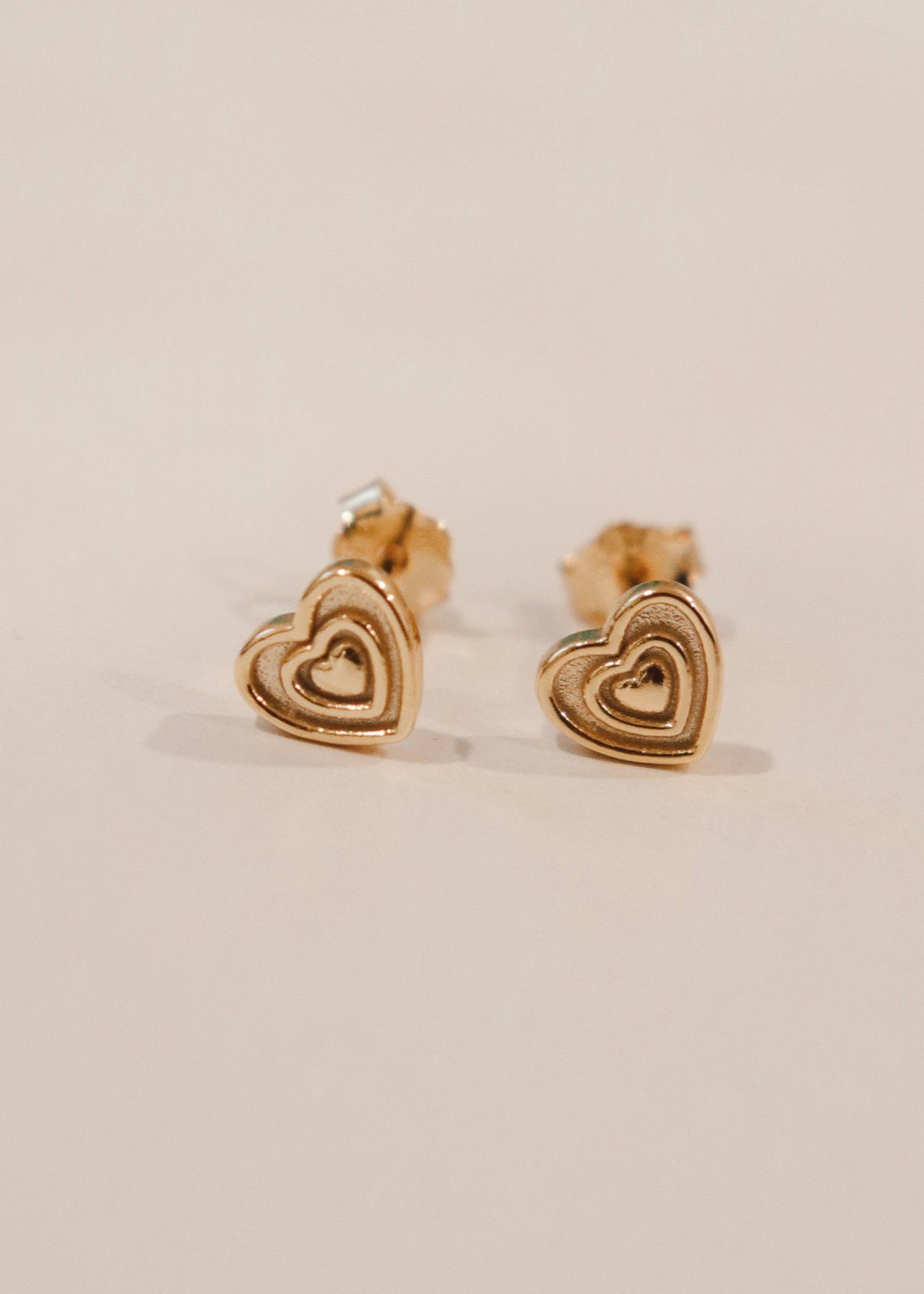 18k Gold Outlined Heart Studs