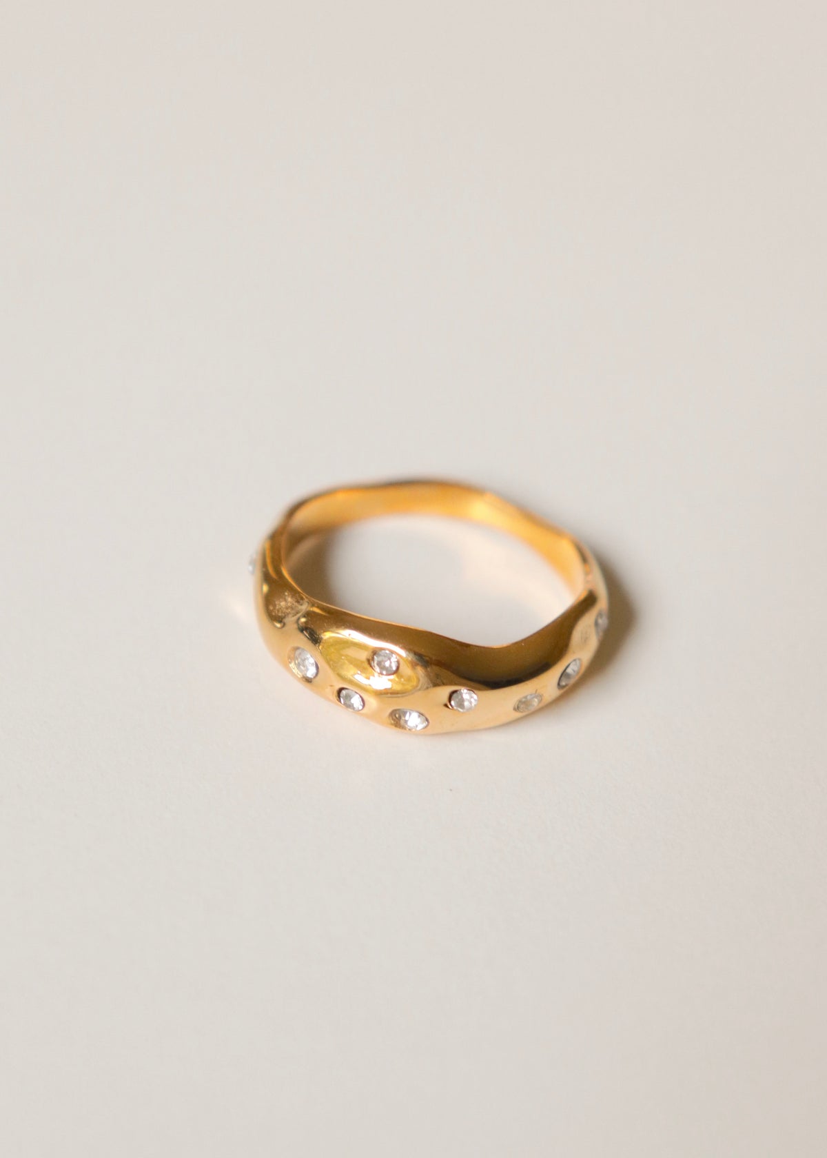 Waved Rhinestone 18k Gold Ring