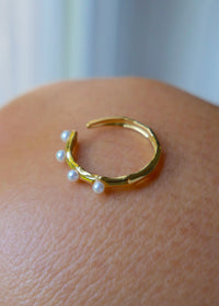 Wavy Pearl 18k Gold Ring