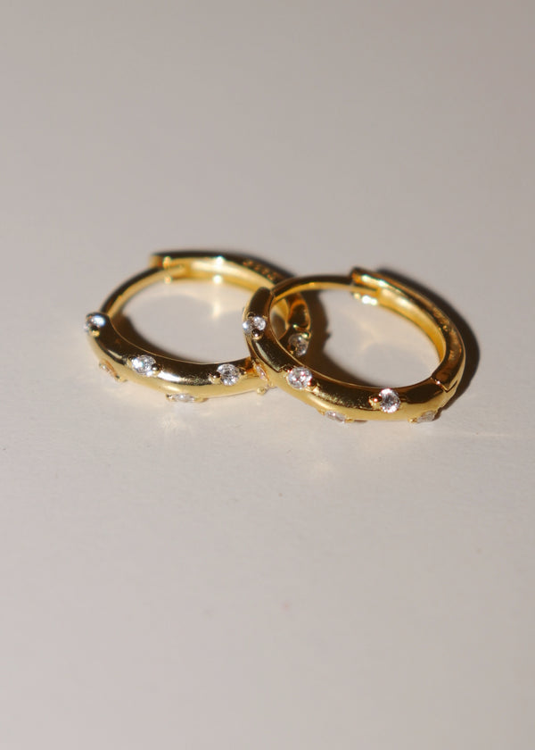 18k Gold Wavy Alternating CZ Huggies